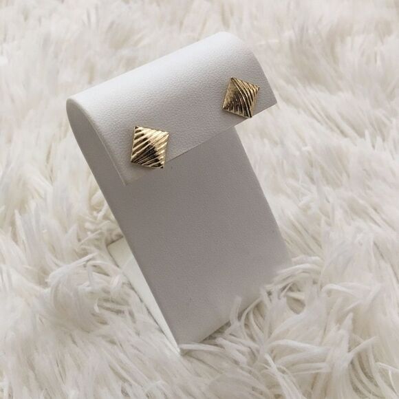 🐚 Vintage Brass Scalloped Shell Stud Earrings 🐚 - Picture 1 of 4